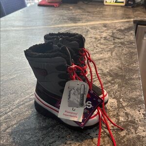 Totes Kids Winter Boots 9M NEW - Gray and Black Zip up Red Laces